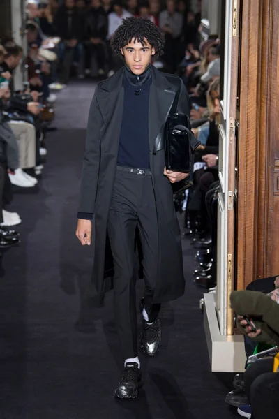 Look 16